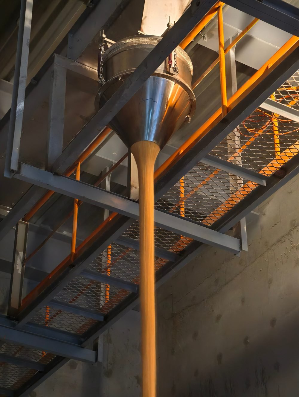 Solid column discharge from DustCone hopper into warehouse pile