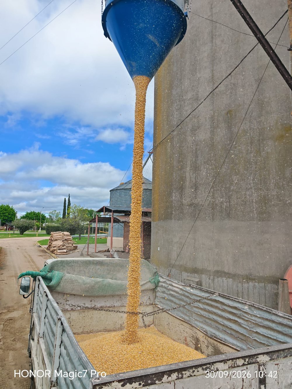 Corn leaving a DustCone DC 1 hopper as a single dense column into a truck body