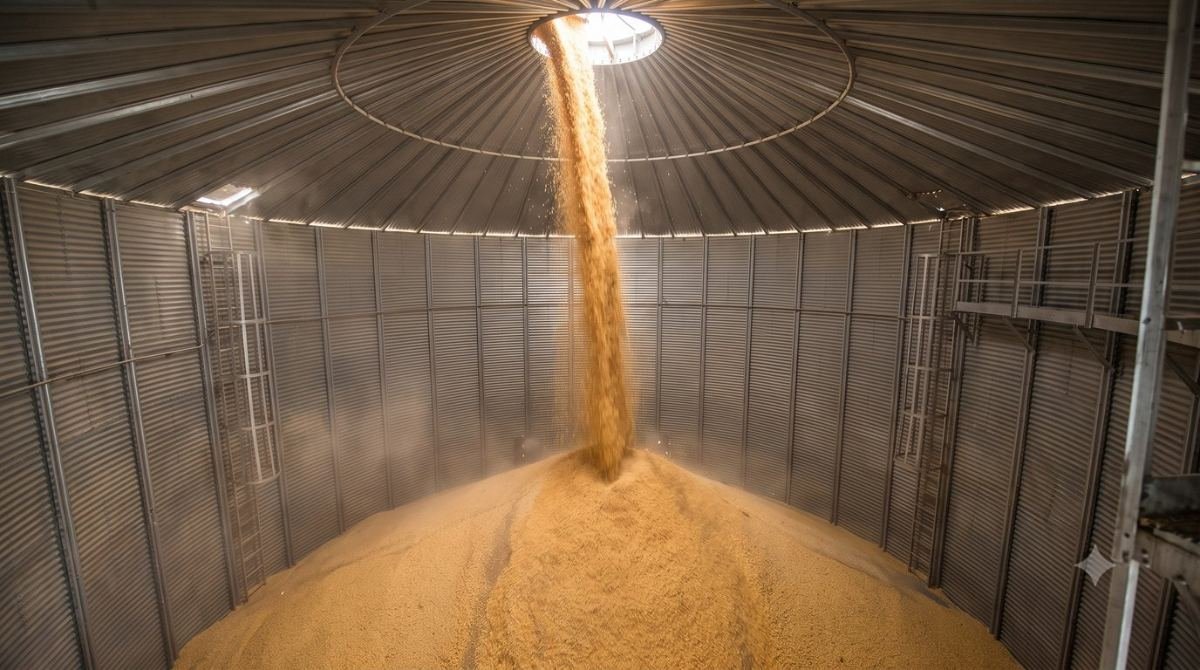 Interior of a grain silo during filling, material falling from the roof inlet